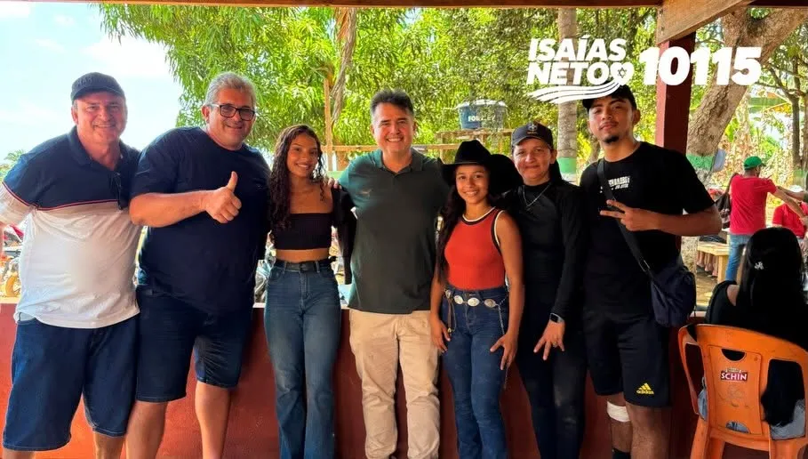 Isaías Neto ao lado de jovens e moradores em um ponto de encontro