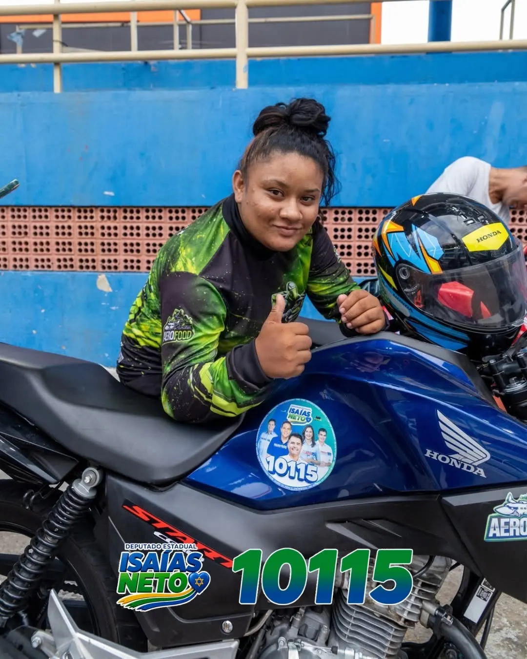 Motociclista posa com o adesivo da campanha colado na moto